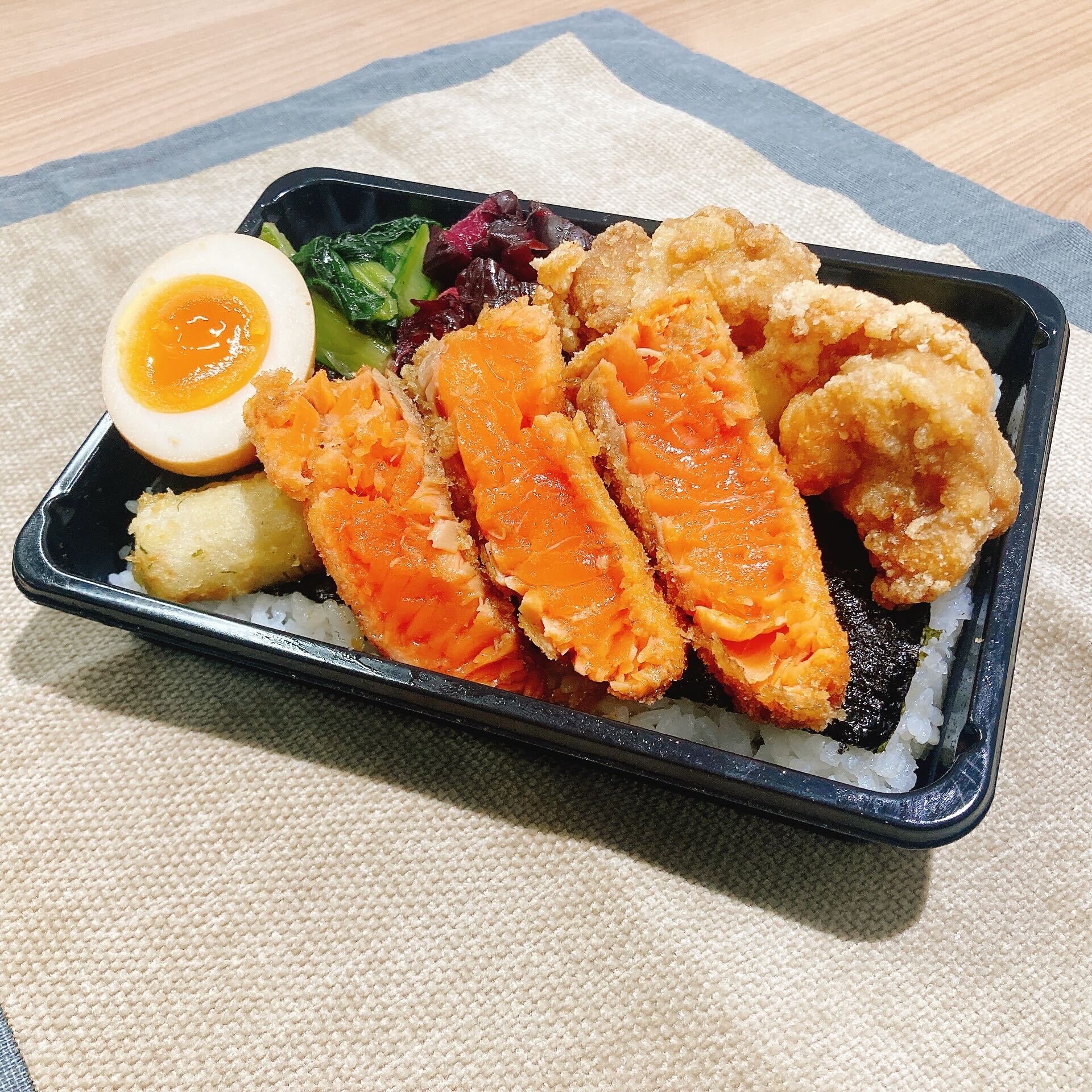 サーモンのレアカツ海苔弁当